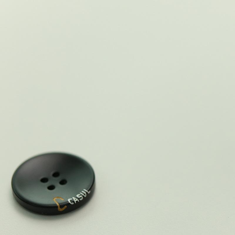 

Четырехглазые пуговицы с буквами Смоляные пуговицы для блейзера Шуба Тренч Пальто Аксессуары для одежды Пуговицы Аксессуары Round & 28mm [Weight 2.9g]