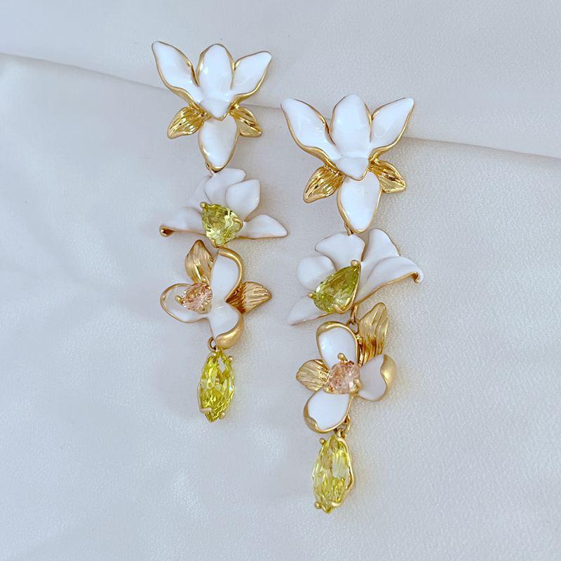 

Chic Half-Flower Rhinestone Earrings белый