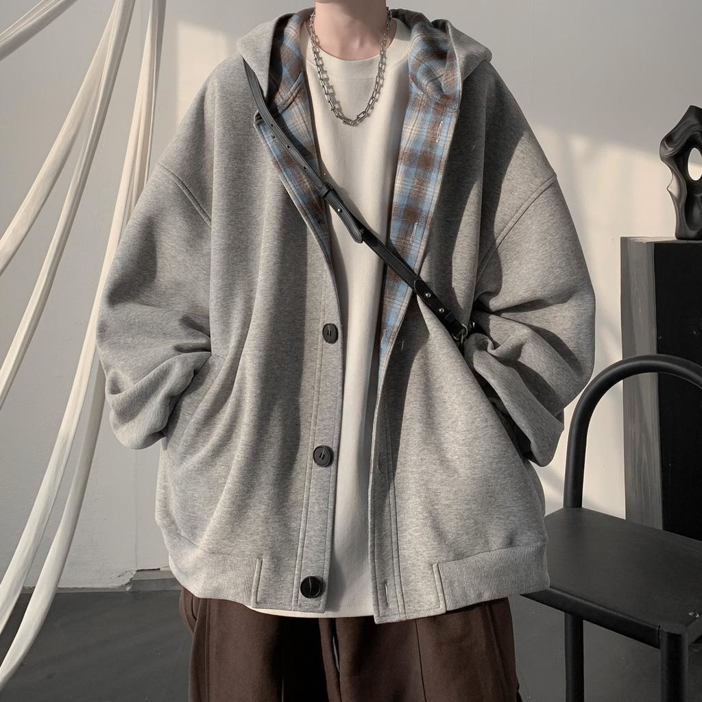 A set of teenage men's clothing is matched with a ruffian handsome splicing hooded sweater, and the men's trend is loose.