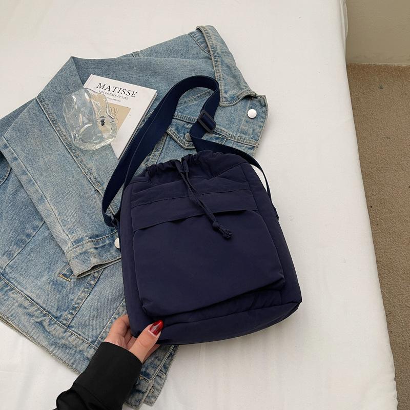 

Korean version of casual bag women s messenger bag 2025 spring new nylon cloth small square bag versatile simple shoulder bag темно-синий