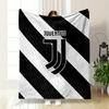Skośne czarno-białe paski z napisem "JUVENTUS" i pogrubionym logo "JJ". koc na wszystkie pory roku narzuta na drzemkę prezent