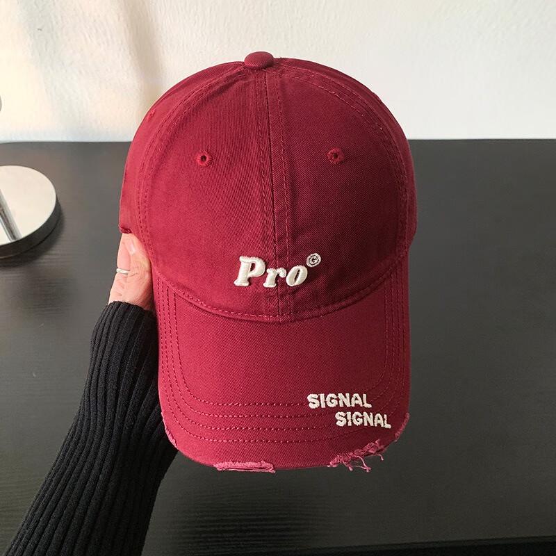 Женская бейсболка с потертостями и надписью