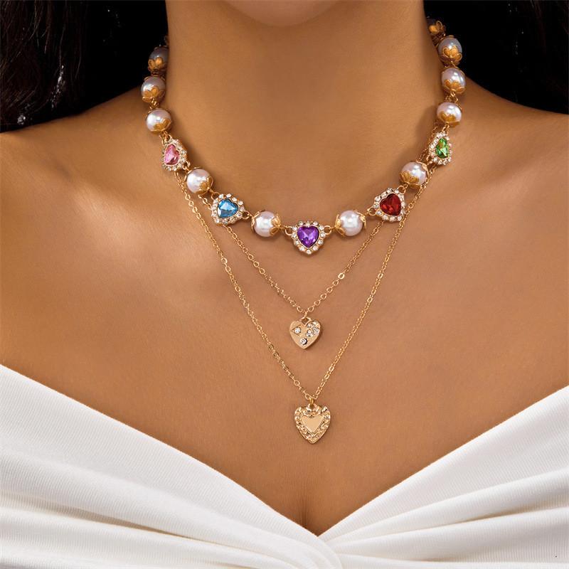 Lager-halsband i legering med hjärta och kors och gnistrande accenter för kvinnliga bärare