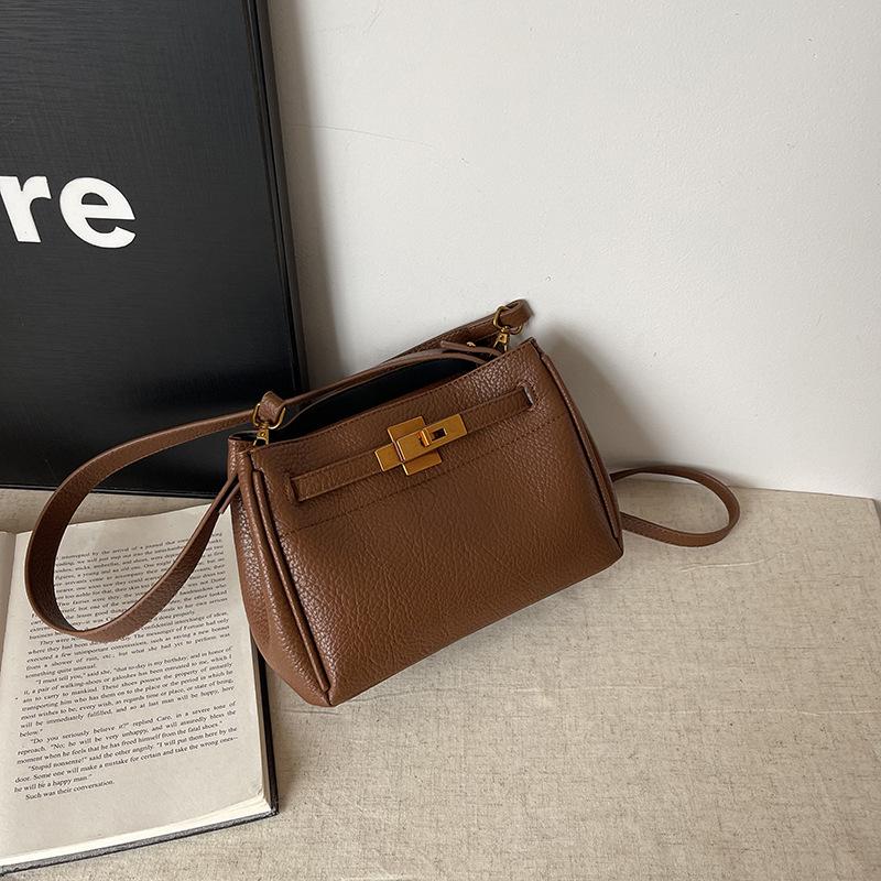 

Retro texture underarm bag women s 2025 autumn and winter new fashion platinum bag niche simple commuter shoulder bag коричневый