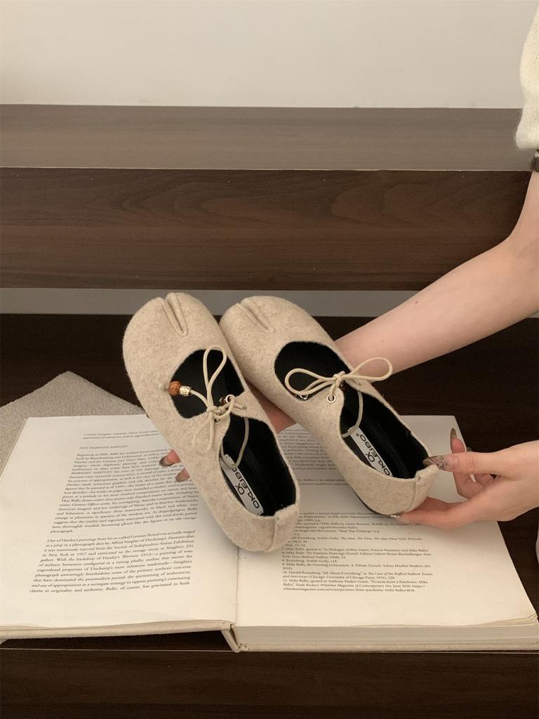 Retro Gray Split-toed Pig's Trotters Women's 2025 Spring and Autumn New Shallow Mouth Design Single Shoes Fashion Mary Jane Shoes