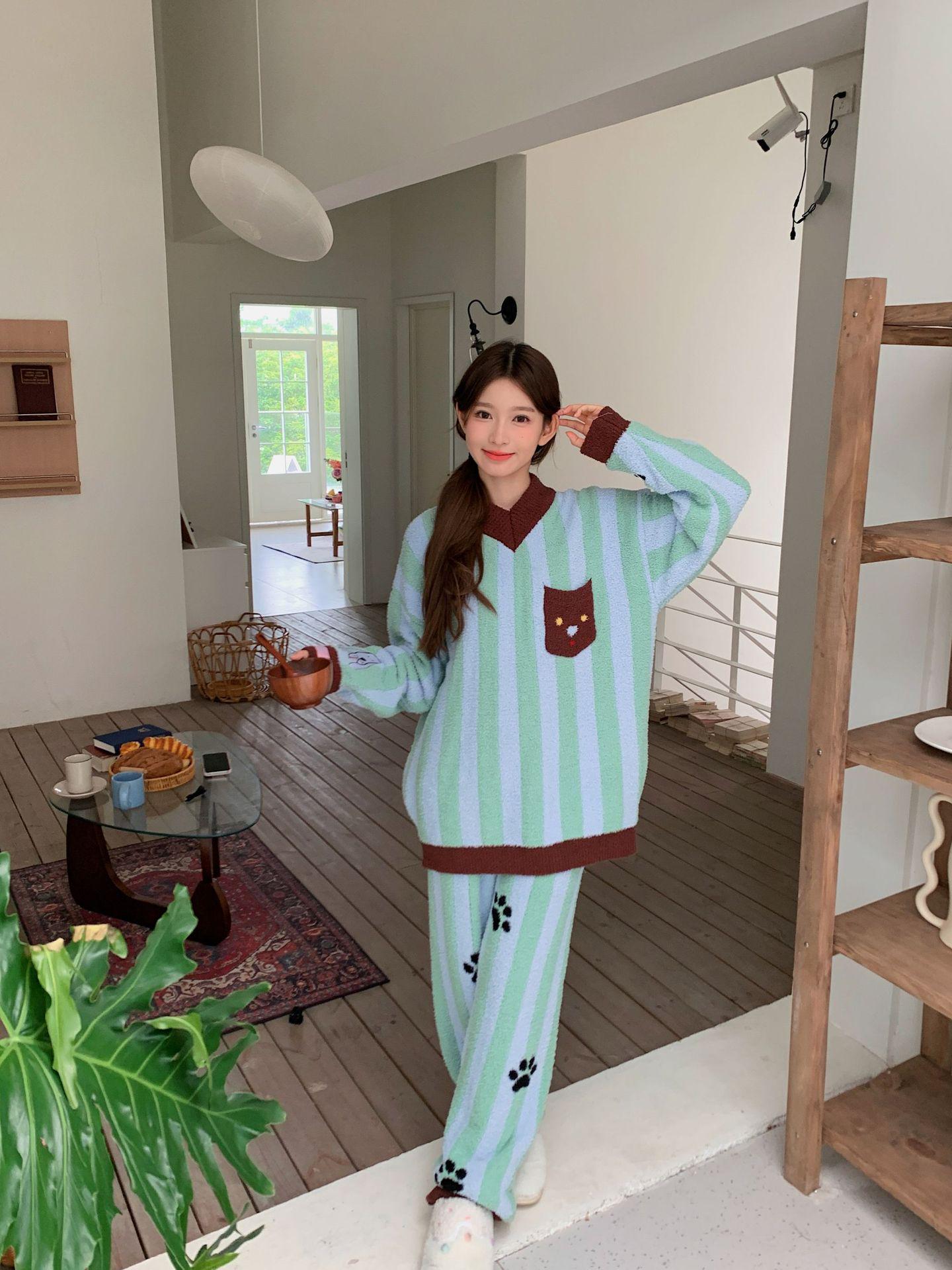 

Cozy Pink Santa Hat Bear Plaid Pajama Set: Autumn/Winter Half-Velvet Pullover, Perfect for Home Wear One-Size