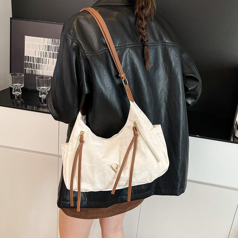 Casual Commuting Large-capacity Bag Women's 2025 New Autumn and Winter Versatile Messenger Bag Fashionable Shoulder Underarm Bag