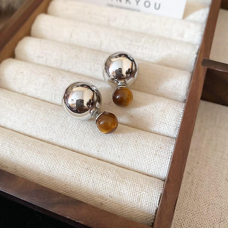 Silver Needle Geometric Stud Earrings: Retro, Light Luxury, Versatile Fashion, Elegant Accessories.