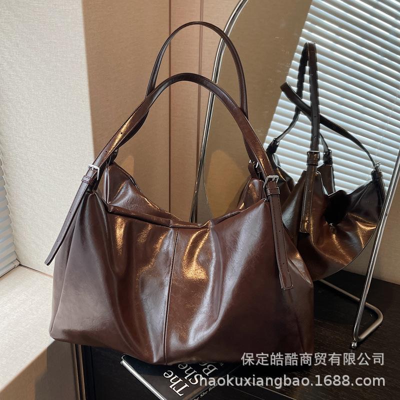 Retro bag women's large capacity 2025 new autumn and winter niche design shoulder messenger bag popular commuter tote bag