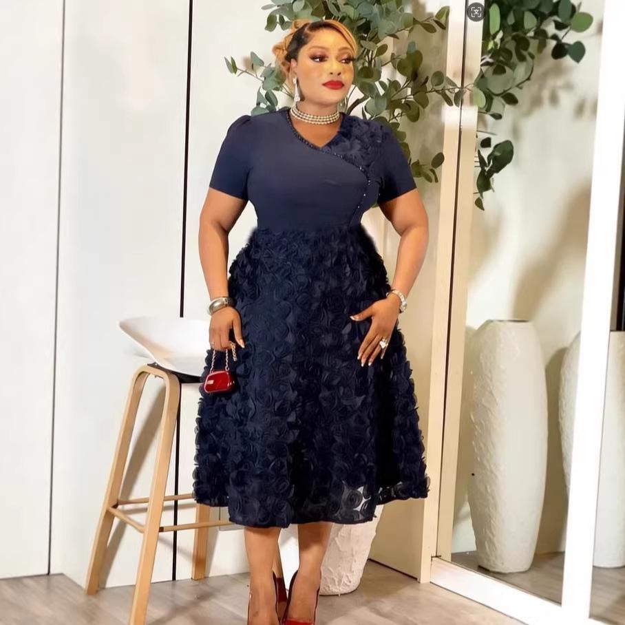 

Plus Size Elegant Navy Blue V-Neck Short Sleeve Party Dress with Beaded 3D Rose Design 2XL темно-синього кольору
