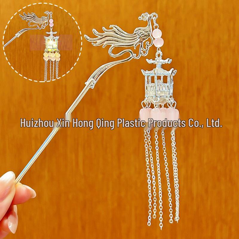 Luminous Chinese Palace Lantern Keychain - Elegant Charm for Bags and Car.