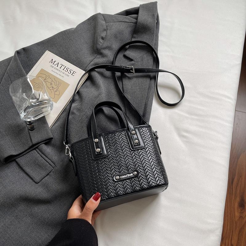 This Year's Popular Bag Women's 2025 New Autumn and Winter Retro Niche Design Messenger Bag Korean Version Bucket Bag