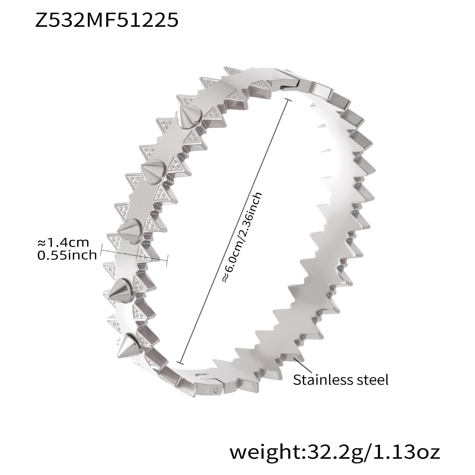 Набор широких браслетов с покрытием из 18-каратного золота с заклепкой из нержавеющей стали и треугольной застежкой