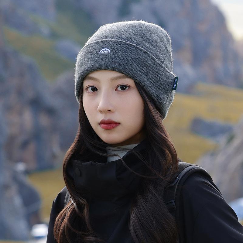 Autumn and Winter Warm Knitted Hats for Men and Women Outdoor Mountaineering and Hiking Ear Protection Pullover Hats Fashionable Commuting Woolen Hats