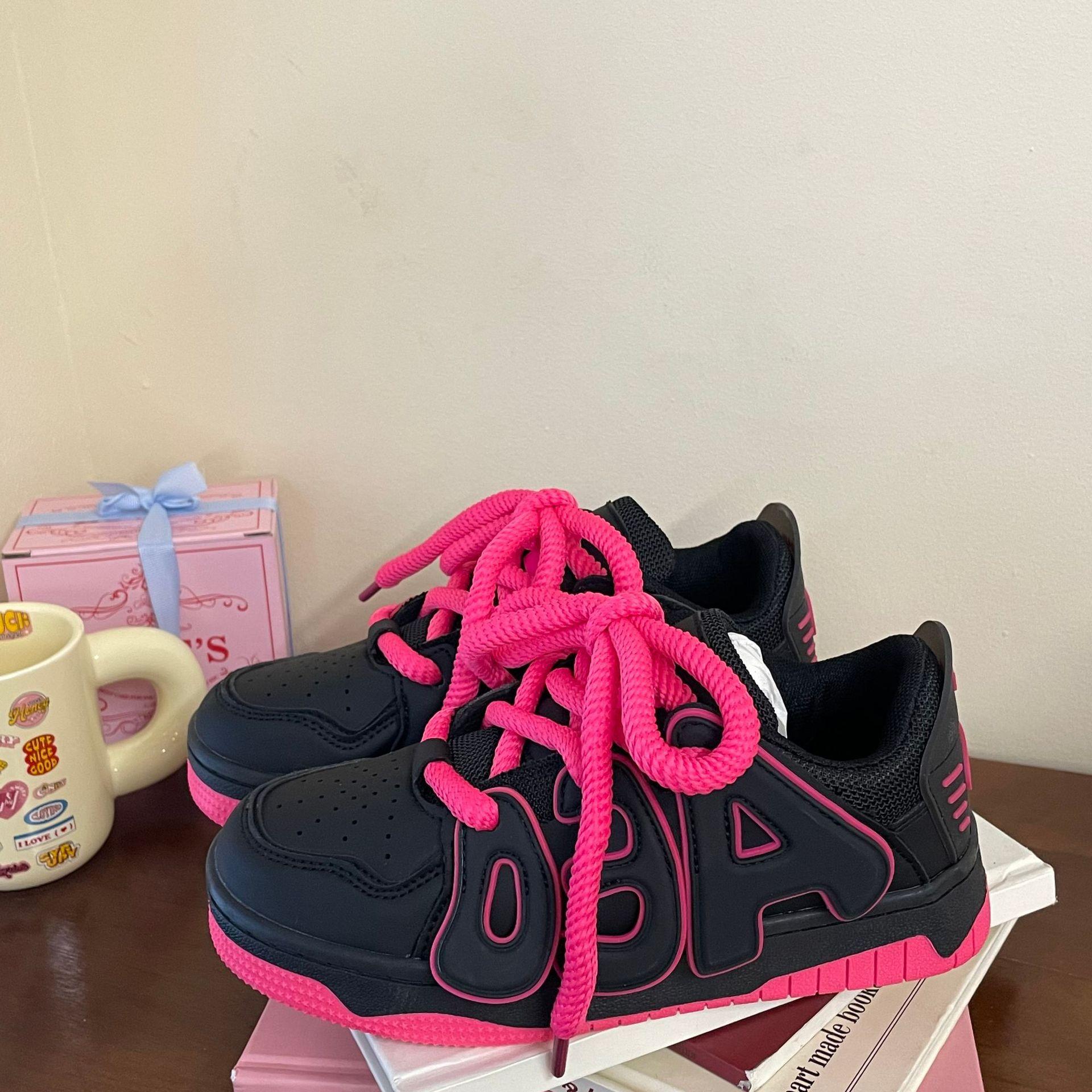 

Корейське повсякденне спортивне взуття 2024 Весна Нова Нішева мода Печворк Товста підошва Універсальне Спортивне Нековзне Жіноче Одинарне взуття 40