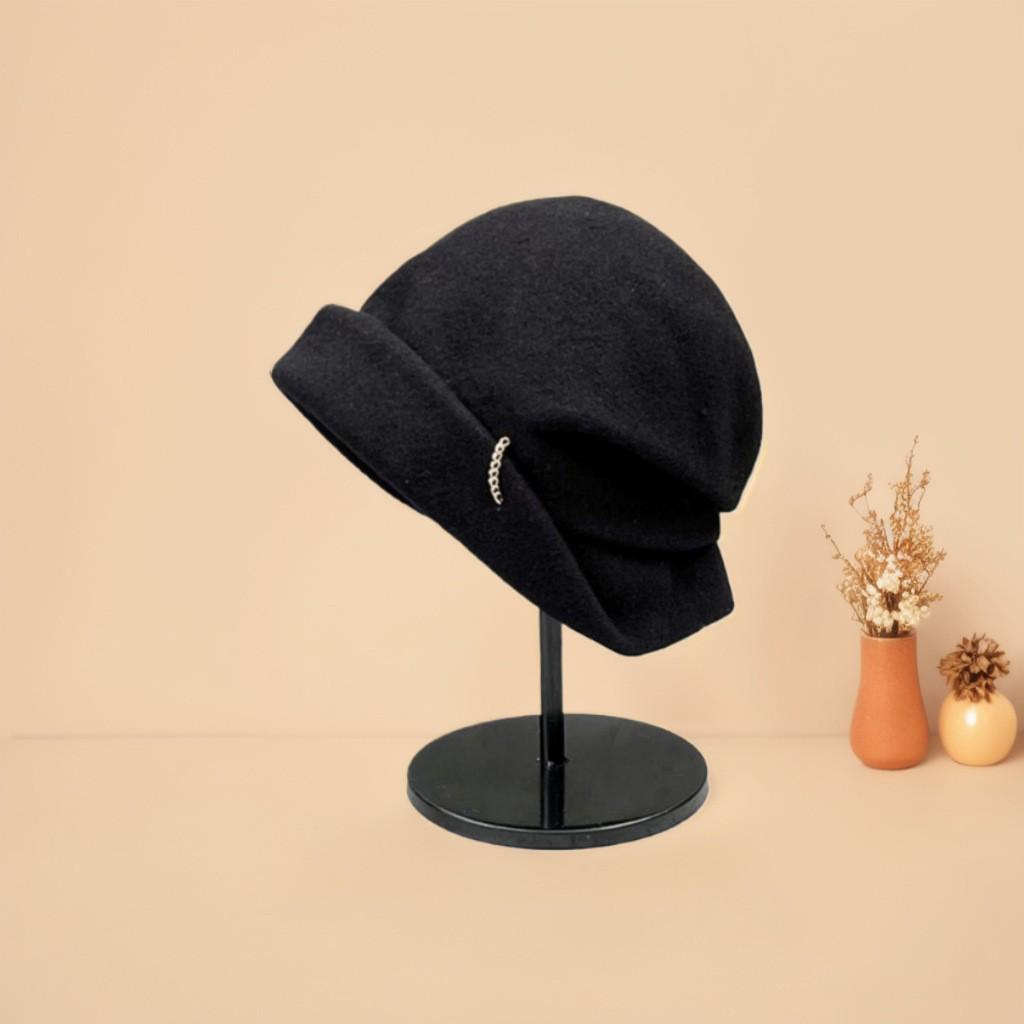Japanese Style Wool Slouchy Beanie: Women's Warm Autumn/Winter Fisherman Beret with Chain Detail, Enhances Face and Style.