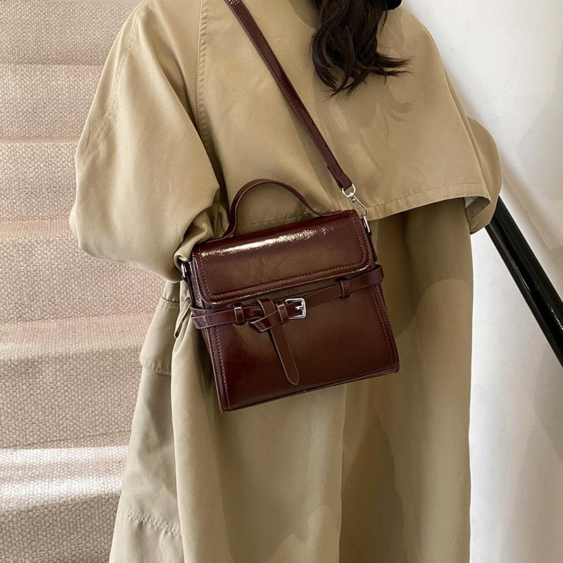 2025 autumn and winter new retro commuter hand carry small square bag fashion casual shoulder bag feeling versatile messenger bag