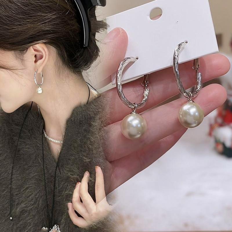Elegant French Silver Needle Pearl Hoop Earrings – Versatile & Fashionable Design with High-End Appeal