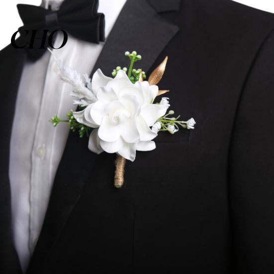 Kompaktes Rosen-Accessoire Herren Simulierte Ansteckblume Leichte Größe Anstecknadel Waldstil Natürliche Optik Anzug-Dekoration mit Grünen Blättern Rankenelementen Abschlussball