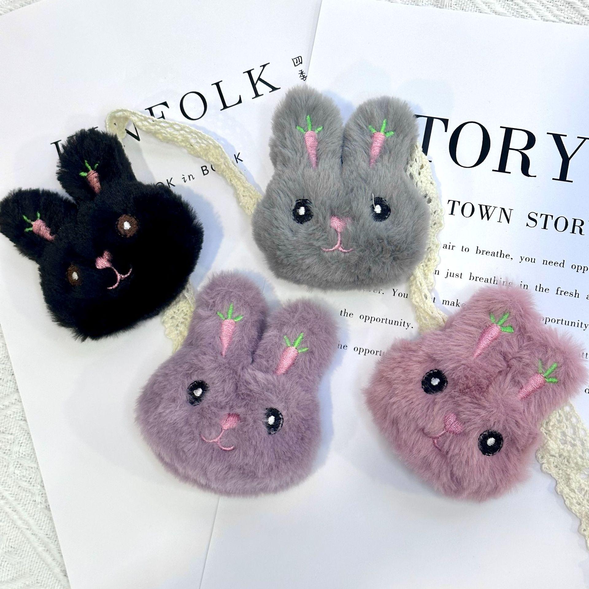 

Adorable Carrot Rabbit Plush Brooch - Cute Autumn/Winter Accessory for Children s Cartoon Bags брудно-білий