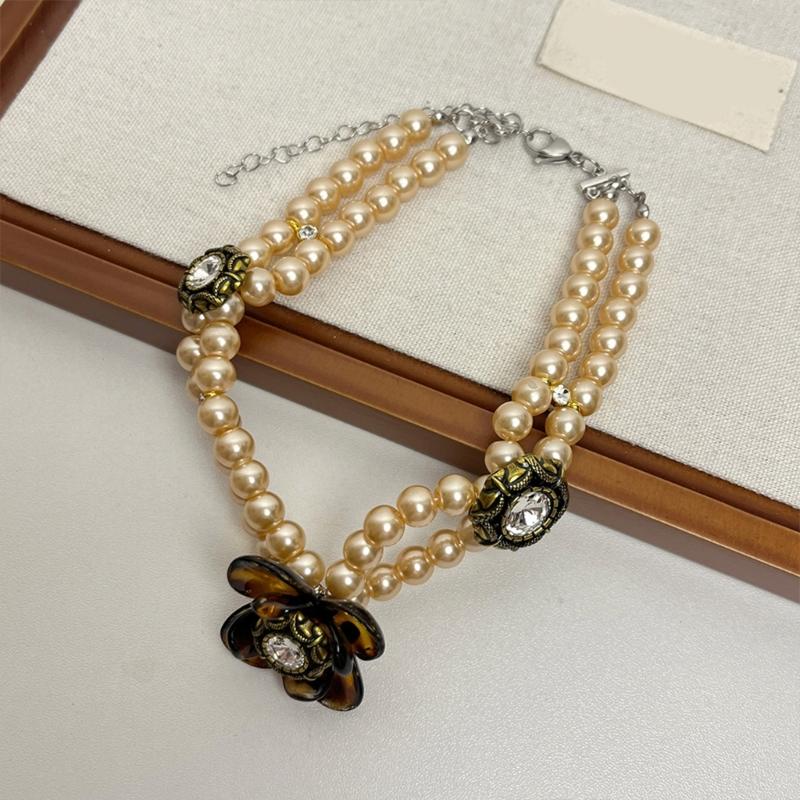 Artisanal Leopard Inspired Heart Jewelry Acrylic Pearls Chain Contemporary Design For Fashion Forward Women