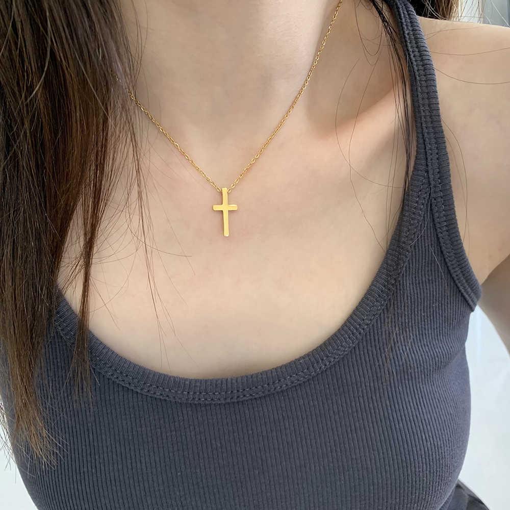 Elegant Titanium Steel Cross Necklace for Women, 18K Gold-Plated Pendant, Versatile Clavicle Chain.