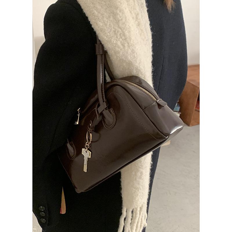 Niche texture portable commuter bowling bag bag women's 2025 new fashion retro underarm bag versatile shoulder bag