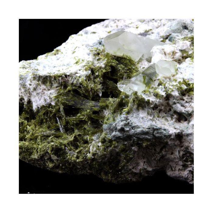 Pierres et Minéraux. Quartz à inclusions de Byssolite + Epidote. 903.0 ct. Envers de Chamrousse, Isère, France.