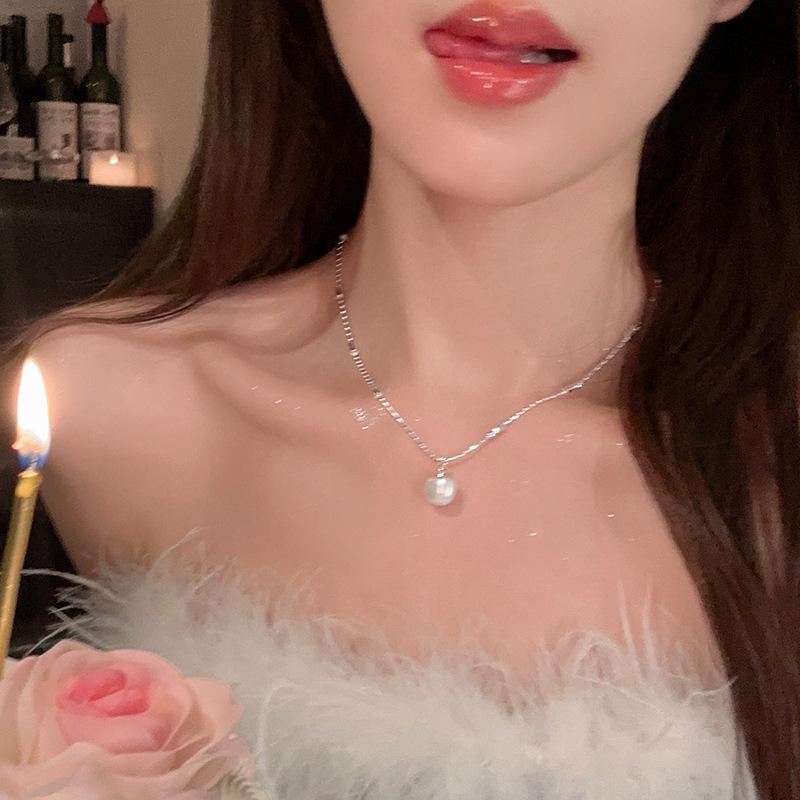 Pearl collarbone chain Women's versatile temperament Fashion niche necklace Neck chain Accessories