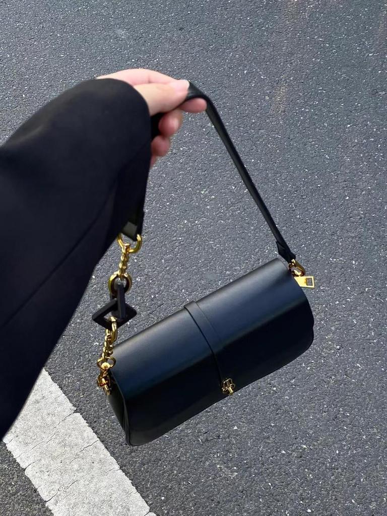 Elegantní taška na bagetu s texturou 2024 – stylová lehká luxusní taška přes rameno a řetízek do podpaží pro ženy