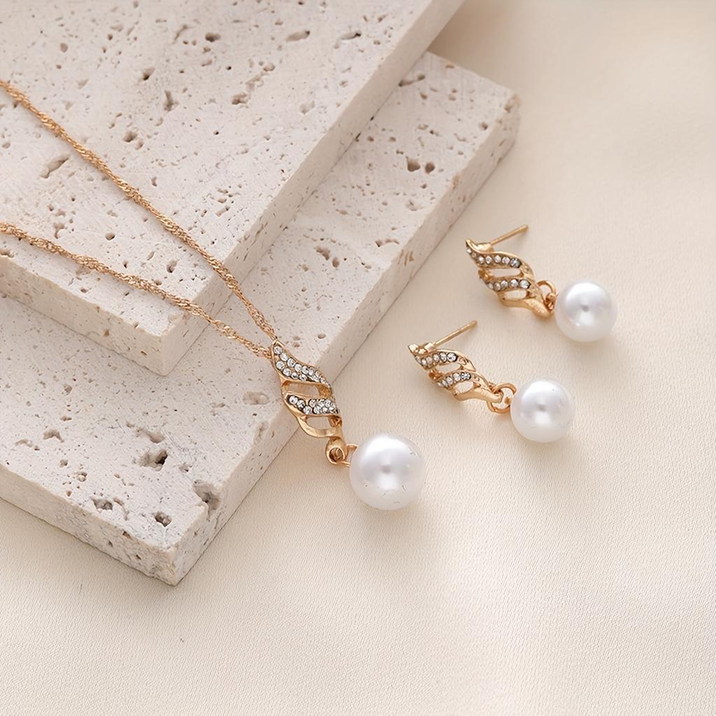 Simple faux pearl pendant necklace and earrings inlaid with rhinestones, creative spiral-shaped bridal accessories to match wedding dresses, suitable