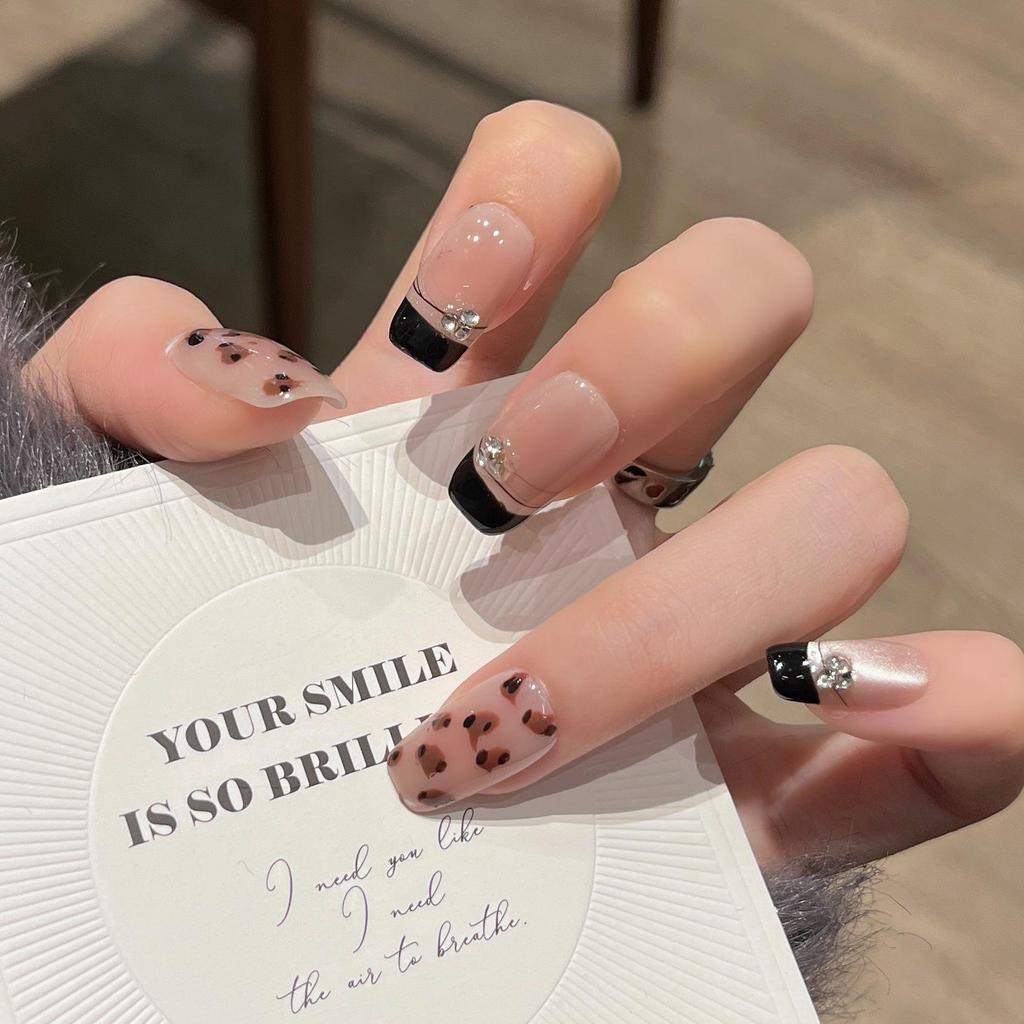 Leopard Print Medium-Length Wearable Fake Nails for Autumn/Winter