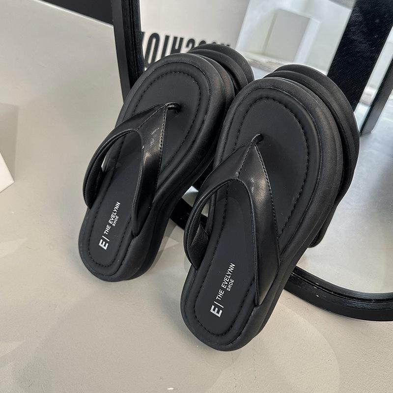 Black Non-slip Thick-soled Flip-flops for Women's Summer Wear 2025 New Versatile Beach Cool Slippers