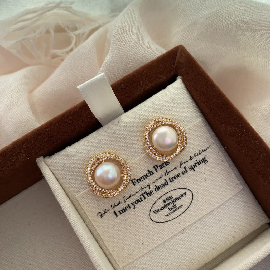 Leichter Luxus Schwerindustrie Diamantbesetzte Diamantförmige Spleiß-Steckohrringe Für Damen, Einzigartiges Designgefühl, Modische Eleganz, High-End