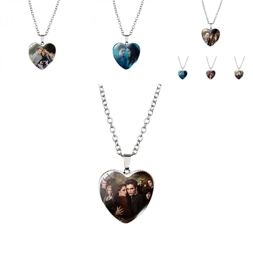 Schitterende hartvormige hanger met Twilight Saga-thema uit 2023, met een uniek edelsteenontwerp.