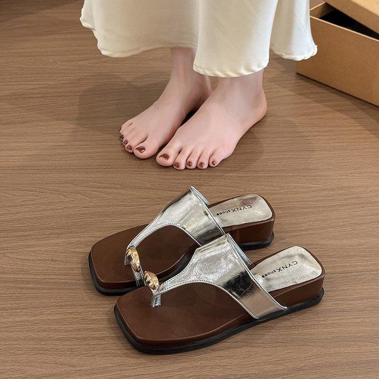 Dicksohlige Fersenbedeckung Zehenfreie coole Hausschuhe Damen Sommerbekleidung 2025 neue Modelle mit Röcken Strandsandalen Zehensandalen