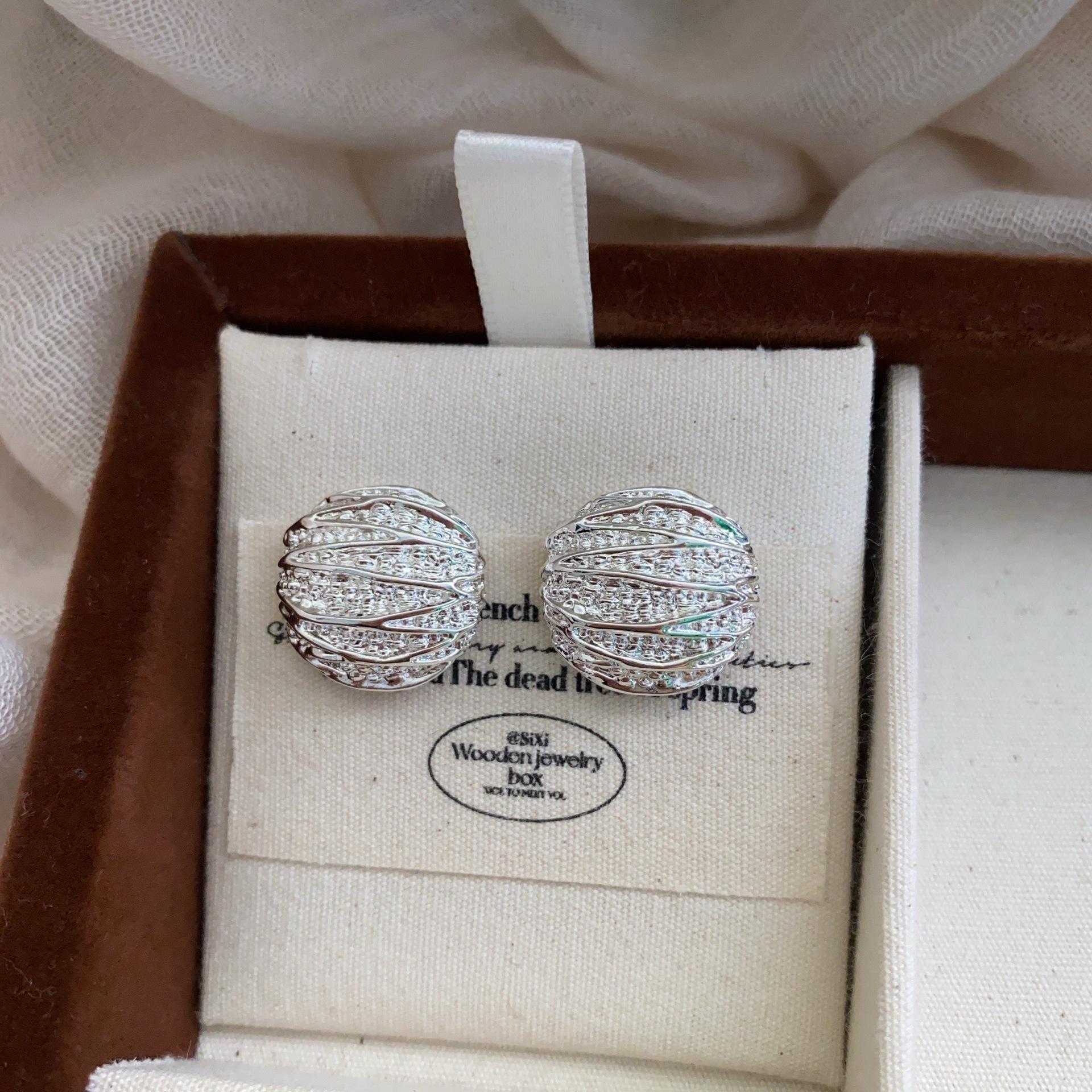 

New products in 1111, new white round stud earrings, temperament, exquisite and unique earrings in spring and summer