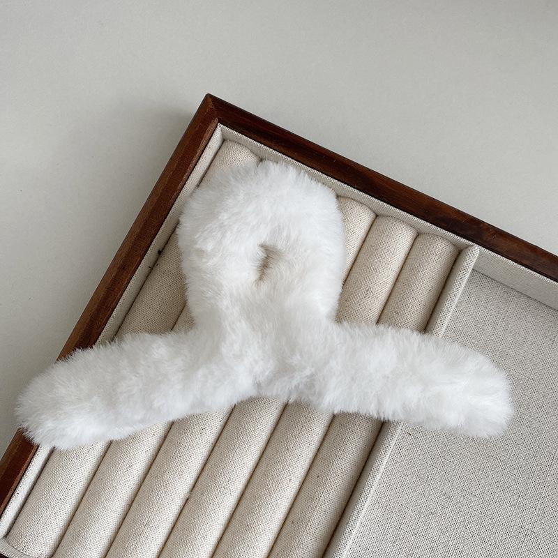 Plush Hair Claw Elegant Acrylic Hairpins Faux Fur Hair Clip Barrette Crab Headwear for Women Girls Winter Hair Accessories