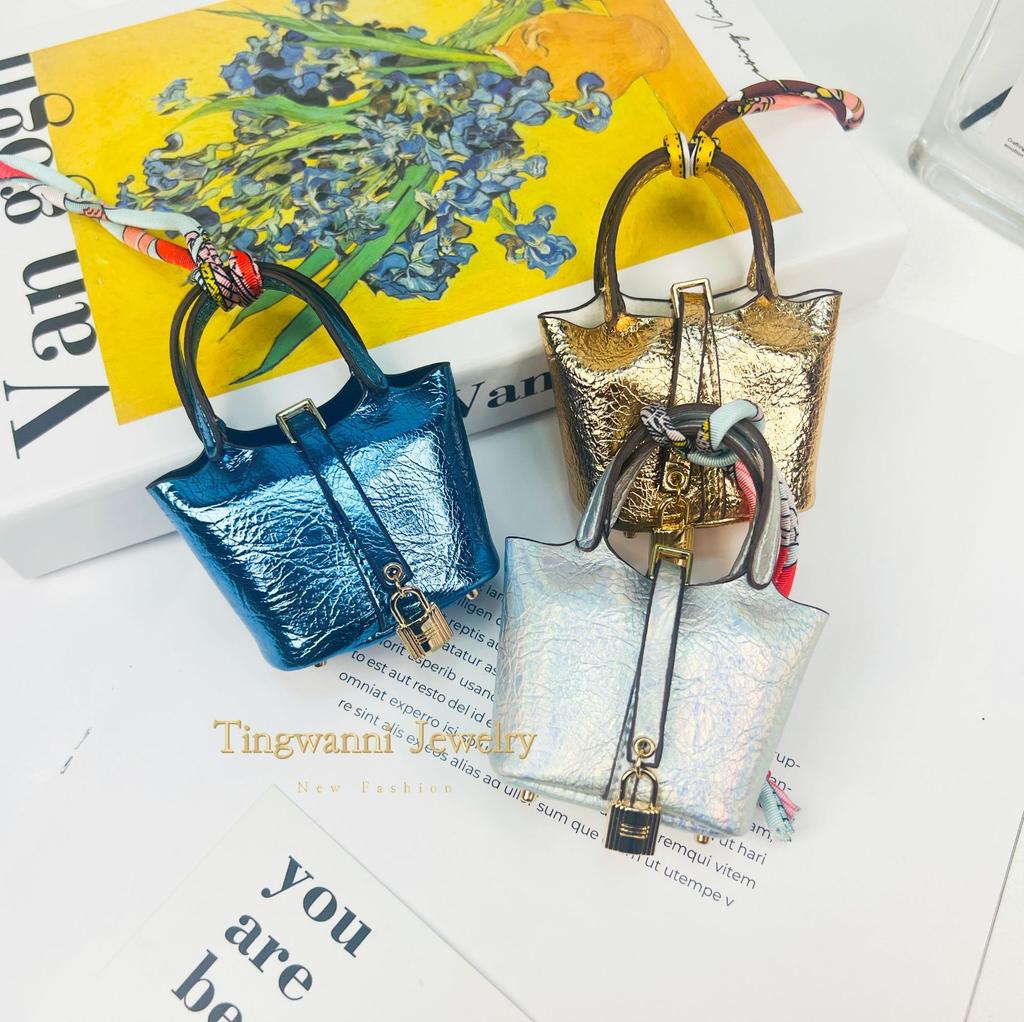 New Fashion Bag Pendant, High-end Leather Car Keychain Pendant, Metal Cute Creative Earphone Bag Jewelry.