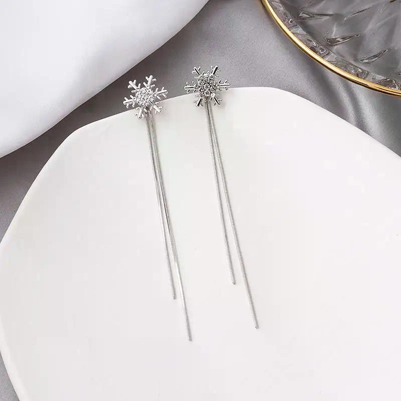 Kolczyki wiszące płatki śniegu w kolorze srebrnym Eleganckie metalowe kolczyki wiszące z łańcuszkiem i frędzlami dla kobiet Biżuteria modowa Prezent na Boże Narodzenie