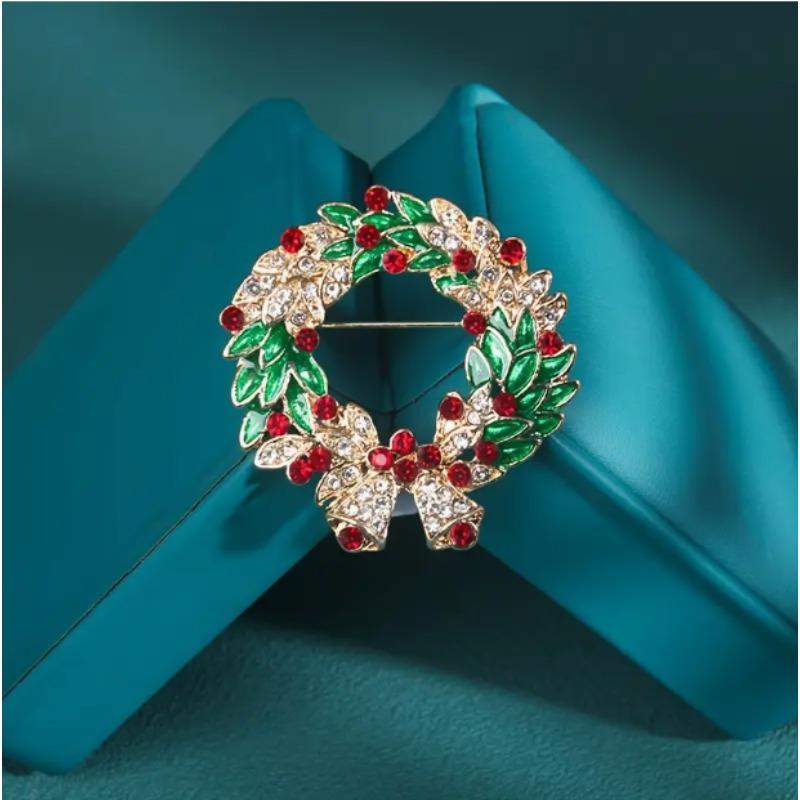 

Christmas Wreath Brooch Pin Red Green Golden-Tone Foliage with Rhinestone Bow All-Season Wear for Women Men Festive Accessory червоний