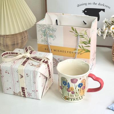Gib Mädchen Geburtstagsgeschenke ins handbemaltes Blumenglasur Unterglasur Keramikbecher Freundin Geschenkbox
