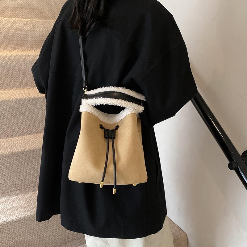 Niche design 2025 new retro bucket large capacity Mao Mao single room oblique span commuting casual versatile bag