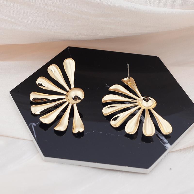 Half Big Sunflower Stud Earrings for Women Bloming Floral Hyperbole Big Ear Decoration Female Party boucle oreille femme
