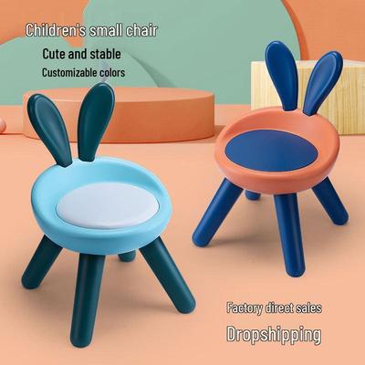 Schattig piepstoeltje met rugleuning voor kinderen - ideaal om aan tafel te eten, te spelen en voor de kleuterschool.
