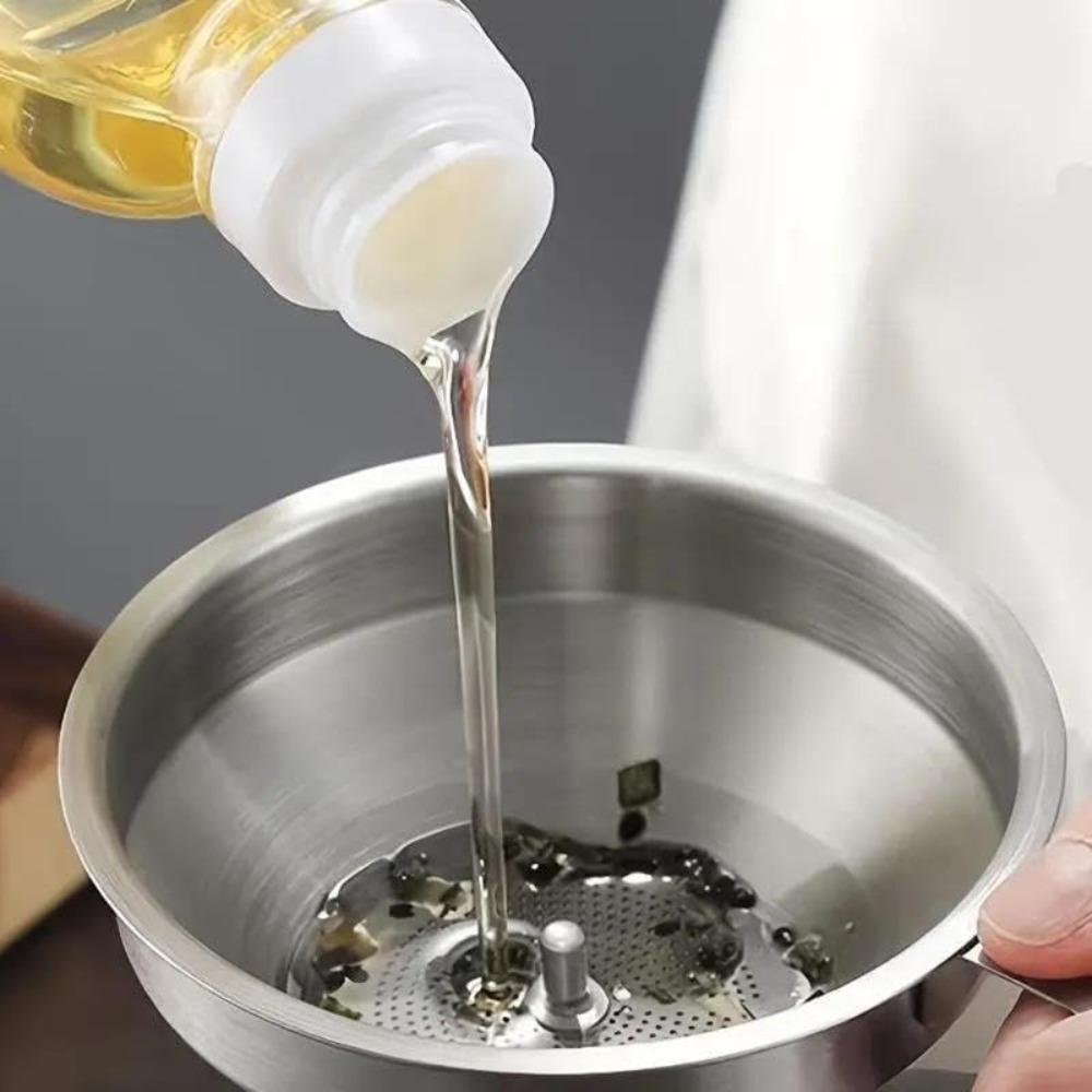 The funnel filter leaks oil, and the kitchen oil pouring device has a thicker and larger caliber for home use