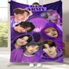 Modische B-BTS Kpop Flanelldecke, Ultraweiche Warme Plüschdecke für Zuhause Schlafzimmer Bett Sofa Abdeckung Büro Camping Picknick Geschenk