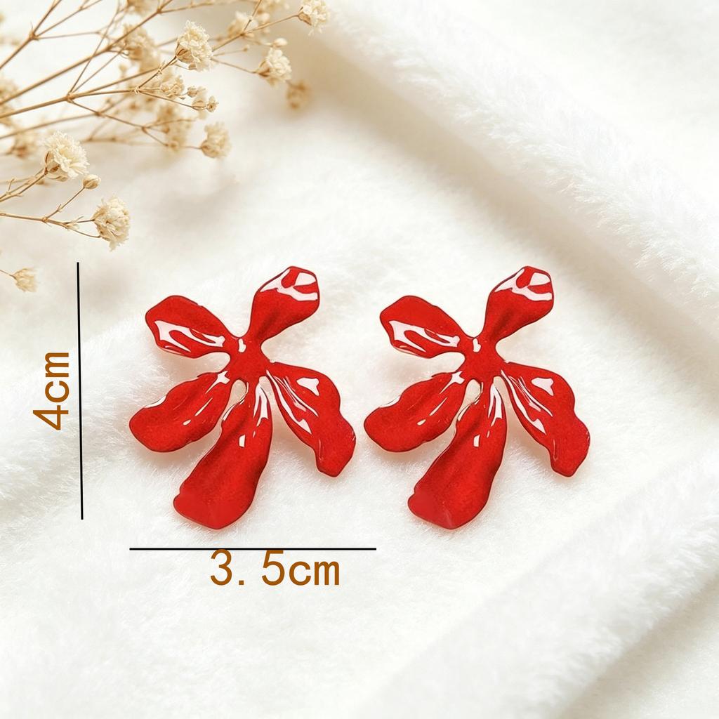 A Pair of European and American Iris Flower Stud Earrings, Design Earrings, Pleated Flower High-end Earrings.