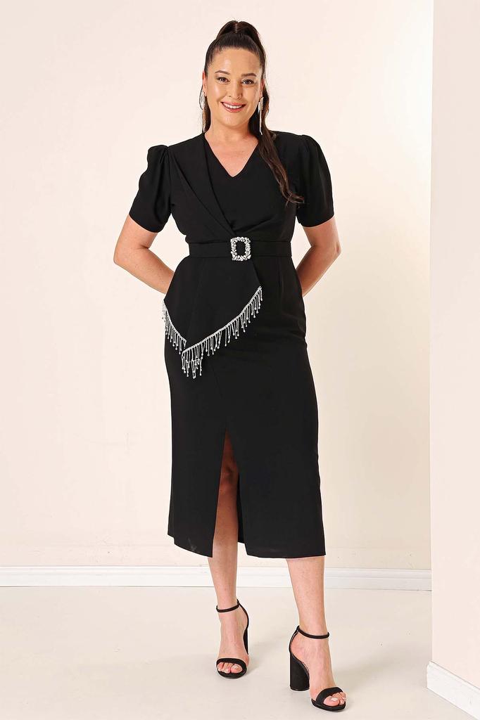 Drapowany przód, dekolt w kształcie litery V, krótkie rękawy, błyszczące kamienie, szczegółowa, z paskiem, podszewką, rozcięciem. Sukienka z krepy w dużych rozmiarach.