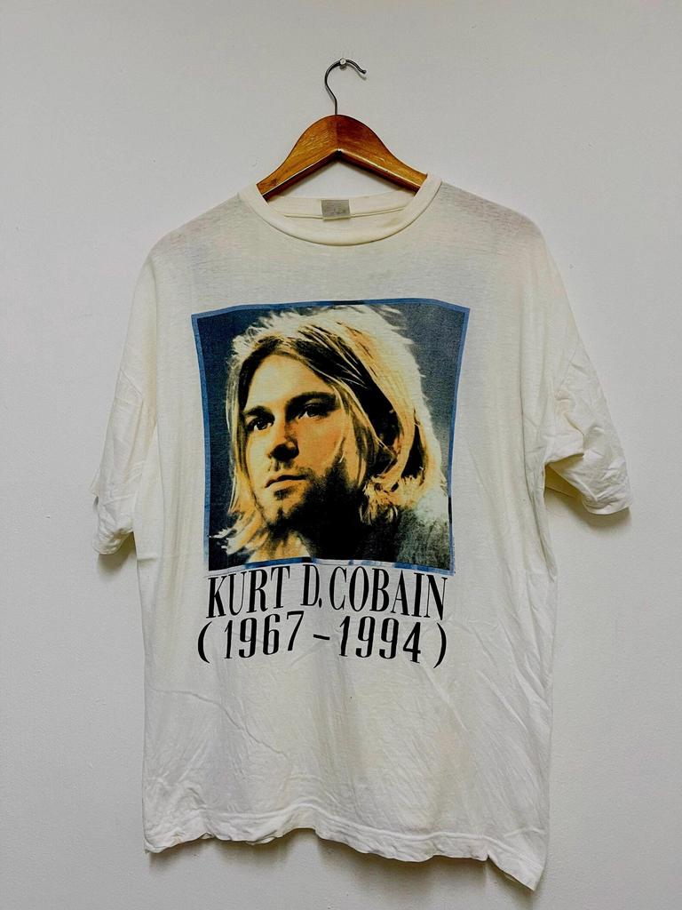 Vintage 90er Kurt Arts Gedenkporträt Kunst 1994 Grunge Musik T-Shirt / 90er Alt Rock / 90er Alternative Punk / Künstler / Streetwear / Weiß L